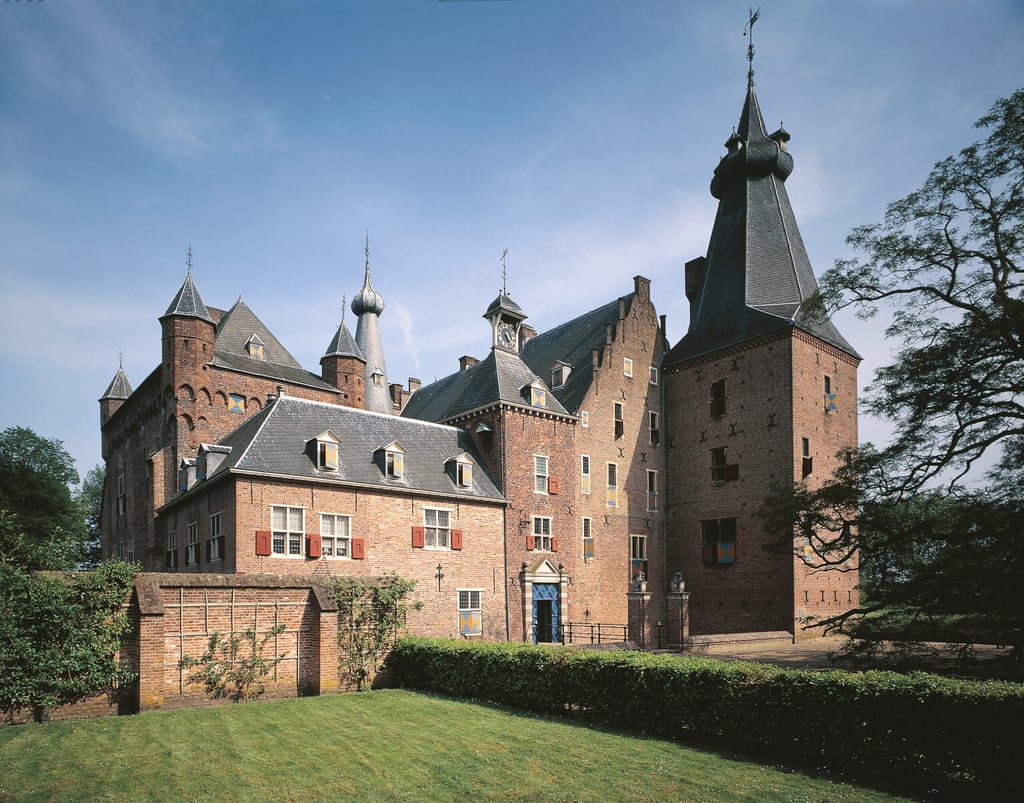 Doorwerth-kasteel-binnenplaats-aanzicht-vanaf-gras-scaled.jpg