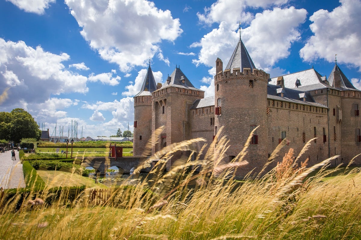 zomers zijaanzicht Muiderslot vanaf vestingwal.jpg