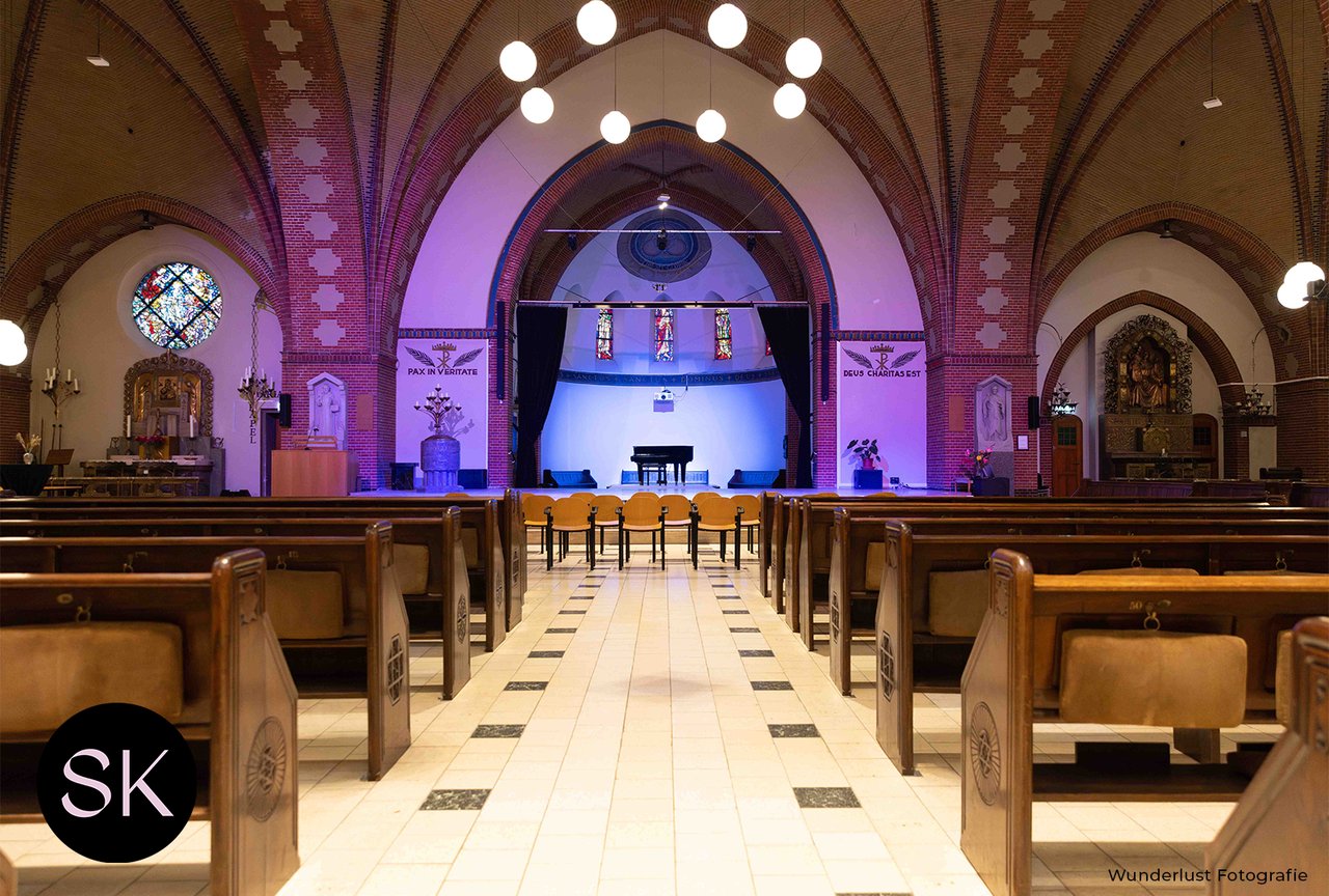 Stadsklooster grote zaal theaterlampen.png