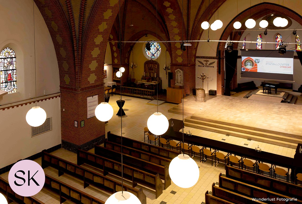 Stadsklooster grote zaal beamerscherm bovenaf.png