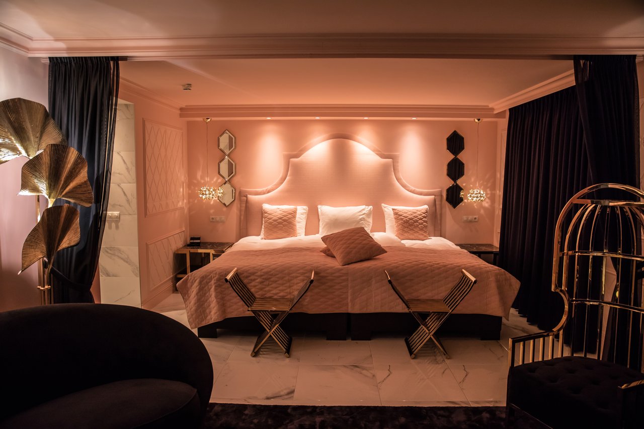 Bed Emperor Suite